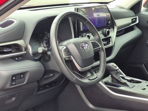 Used 2024 Toyota Highlander XLE image 10
