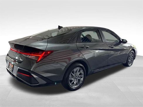 Used 2024 Hyundai Elantra Blue FWD image 5