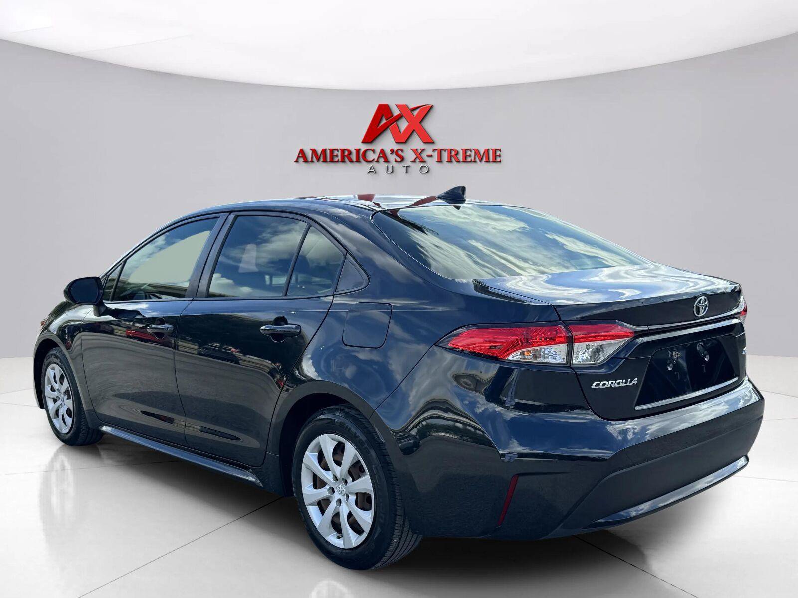 Used 2021 Toyota Corolla LE FWD image 3