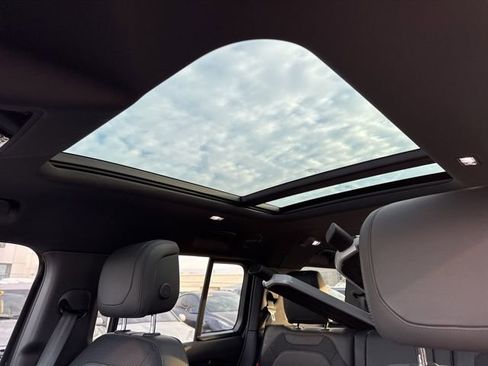 Used 2023 Land Rover Defender 130 X-Dynamic SE image 16