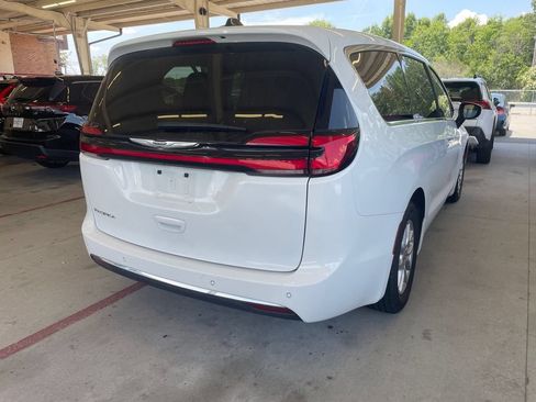 Used 2023 Chrysler Pacifica Touring-L FWD image 2