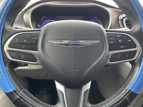 Used 2018 Chrysler Pacifica Touring-L image 14