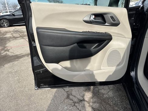 Certified 2023 Chrysler Pacifica Touring-L image 12