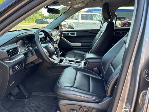Used 2023 Ford Explorer XLT w/ Equipment Group 202A AWD/4WD image 4