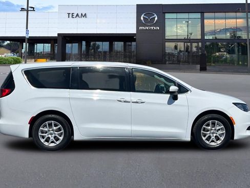 Used 2023 Chrysler Voyager LX FWD image 3