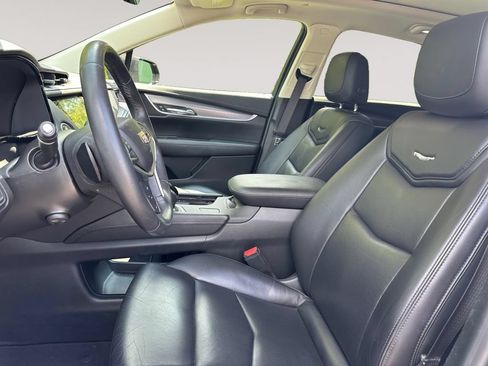 Used 2018 Cadillac XT5 Luxury w/ Driver Awareness Package FWD image 9