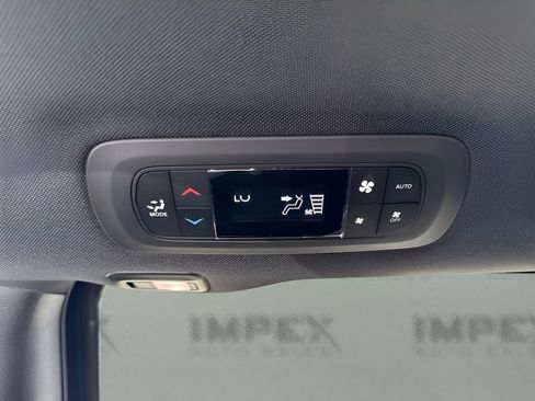 Used 2024 Chrysler Pacifica Premium FWD image 12