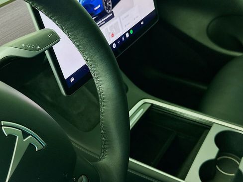 Used 2022 Tesla Model Y Long Range AWD/4WD image 17