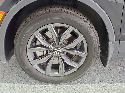 Certified 2024 Volkswagen Tiguan SE FWD image 11