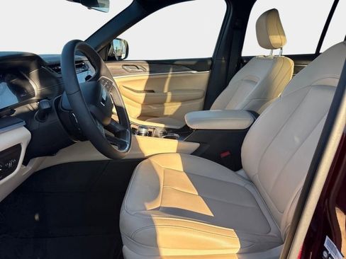 Used 2025 Jeep Grand Cherokee Limited w/ Black Appearance Package image 12