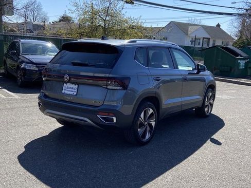 Used 2025 Volkswagen Taos SE w/ Panoramic Sunroof Package image 5