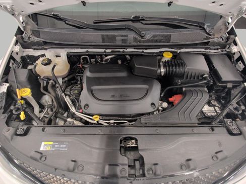Used 2020 Chrysler Pacifica Touring-L Plus w/ S Appearance Package FWD image 8
