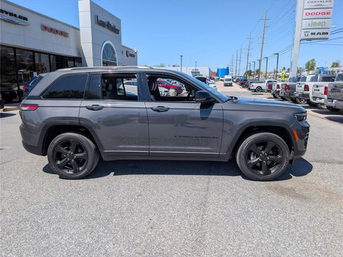 Used 2023 Jeep Grand Cherokee Altitude image 6