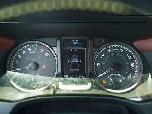 Used 2016 Toyota Tacoma TRD Off-Road w/ Premium & Technology Package RWD image 19