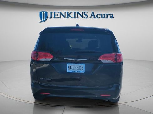 Used 2023 Chrysler Voyager LX image 7
