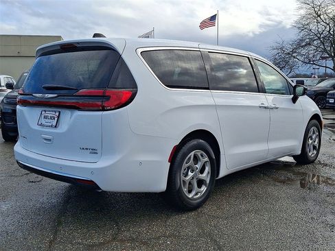 Certified 2024 Chrysler Pacifica Limited image 25