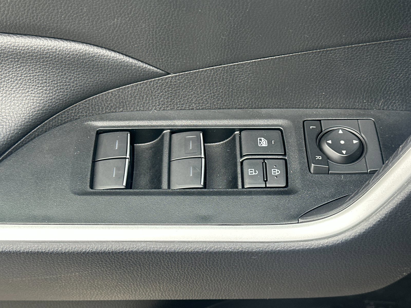 Used 2025 Toyota RAV4 XLE AWD/4WD image 11