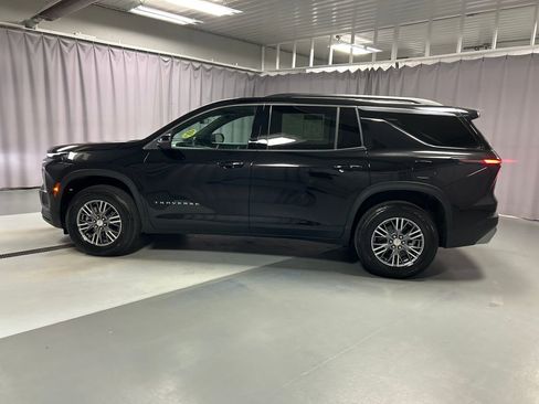 Used 2025 Chevrolet Traverse LT w/ Driver Confidence Package image 4