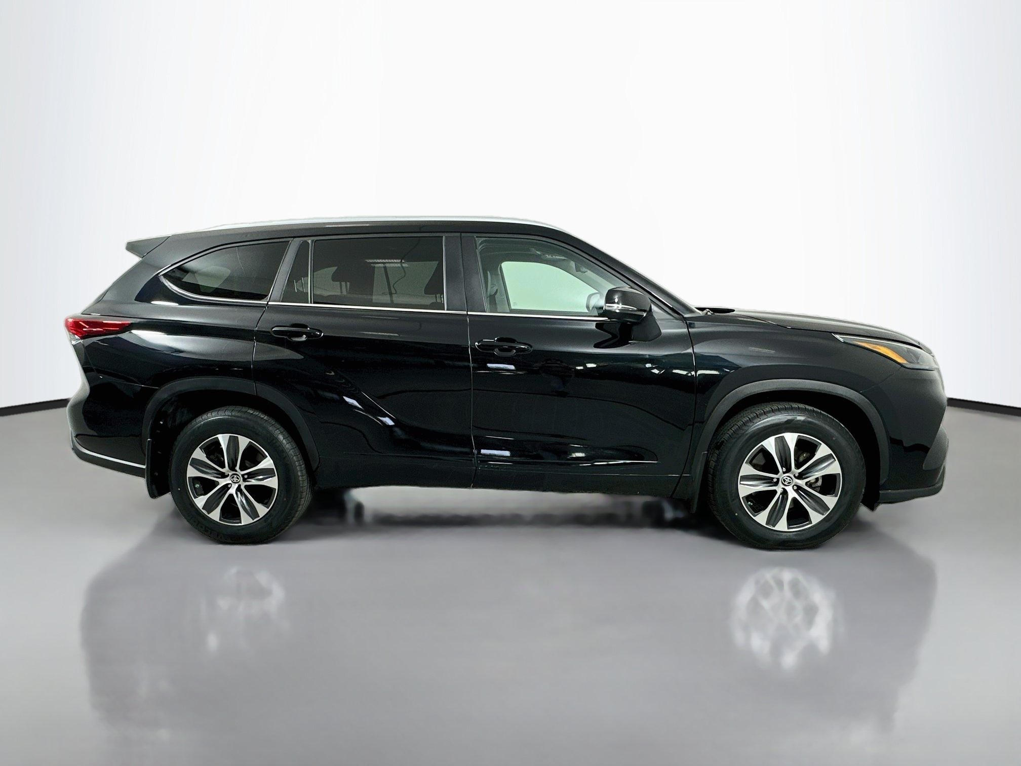 Used 2023 Toyota Highlander XLE AWD/4WD image 8