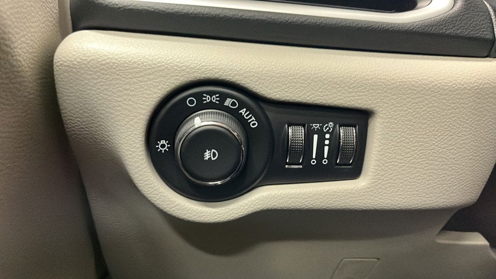 Used 2024 Chrysler Pacifica Touring-L FWD image 32