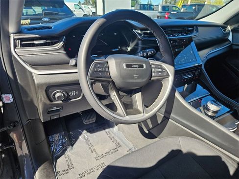 Used 2023 Jeep Grand Cherokee L Laredo image 13