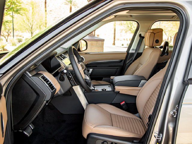 Used 2025 Land Rover Discovery Metropolitan Edition AWD/4WD image 14