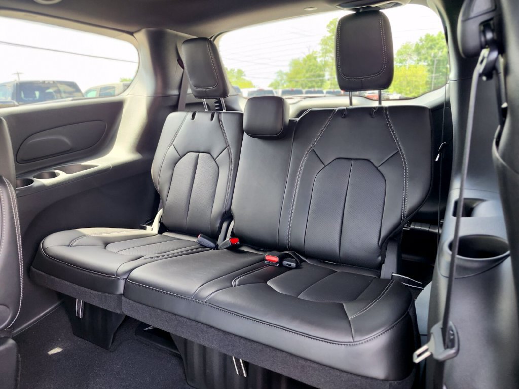 New 2027 Chrysler Pacifica Select AWD/4WD image 17