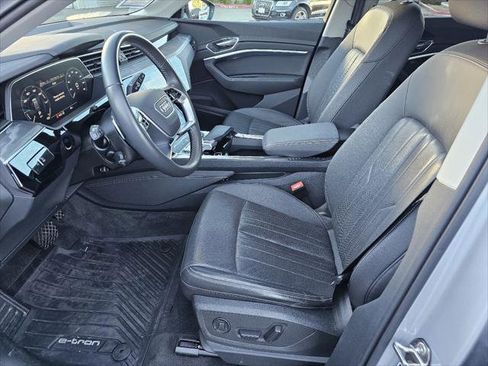 Used 2023 Audi e-tron Premium Plus w/ Premium Plus Package image 2