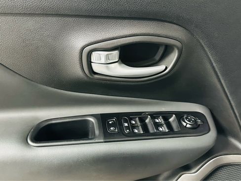 Used 2023 Jeep Renegade Limited image 21