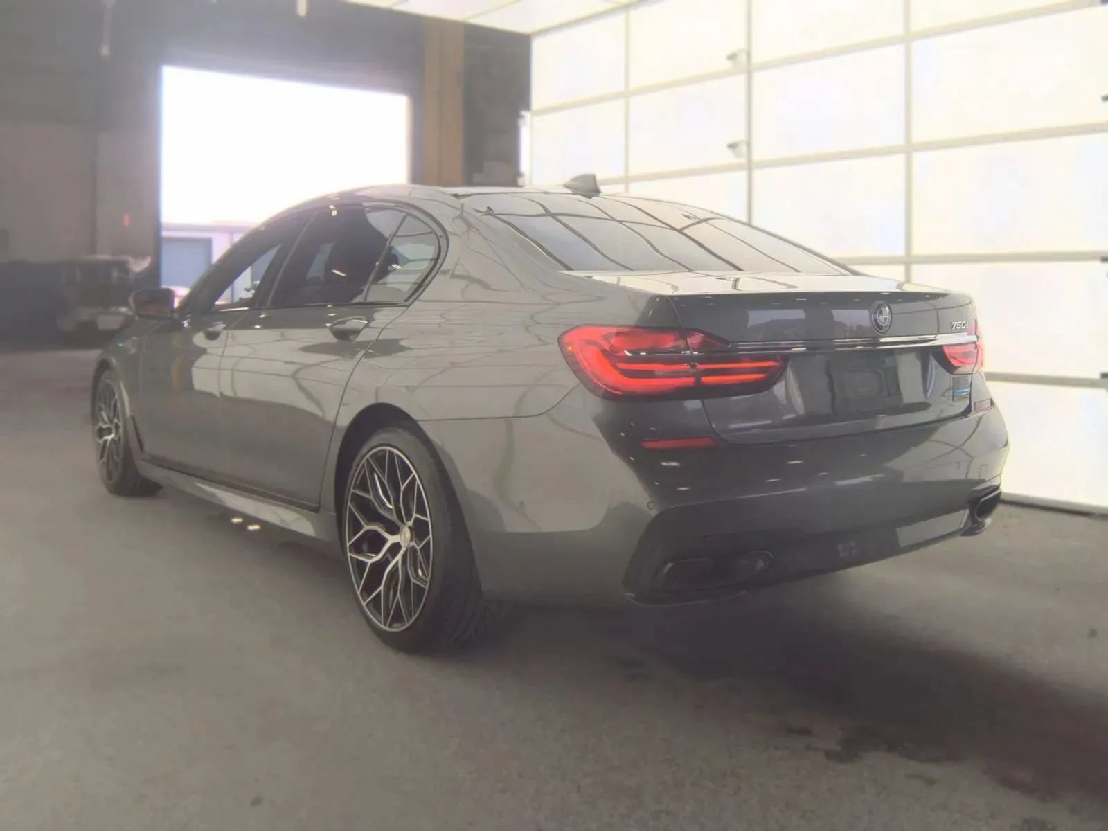 Used 2019 BMW 750i w/ M Sport Package RWD image 5