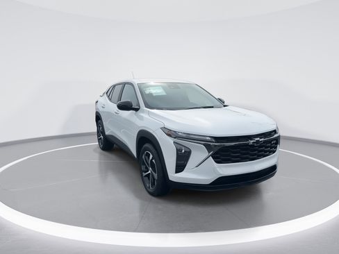 Used 2025 Chevrolet Trax RS w/ Driver Confidence Package image 2