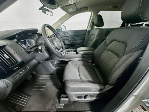 Used 2025 Nissan Pathfinder SV FWD image 13
