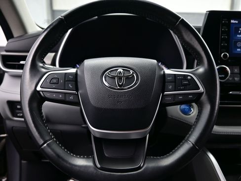 Used 2022 Toyota Highlander XLE AWD/4WD image 24