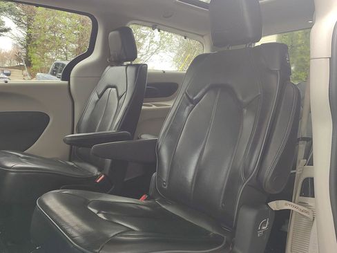 Used 2019 Chrysler Pacifica Limited image 18