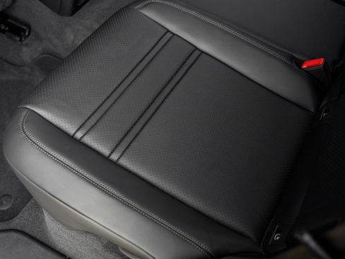 Certified 2025 Porsche Cayenne S AWD/4WD image 33