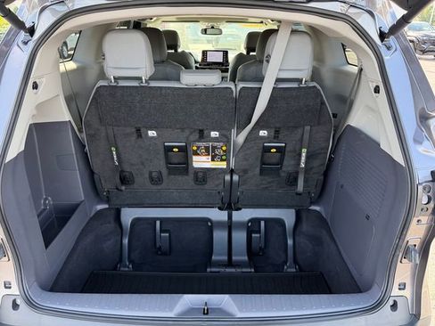 Used 2023 Toyota Sienna XLE FWD image 17