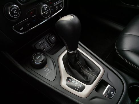 Used 2015 Jeep Cherokee Limited image 24