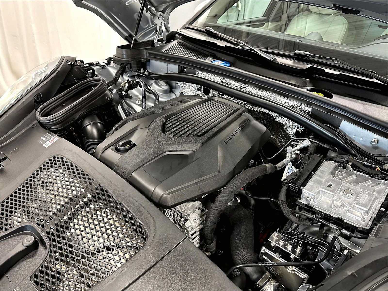 Used 2026 Porsche Macan AWD/4WD image 38