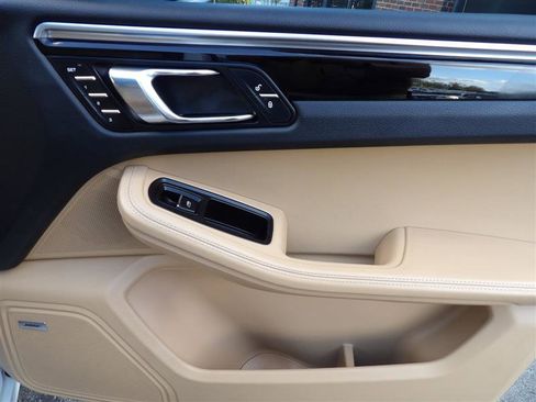 Used 2016 Porsche Macan Turbo image 13