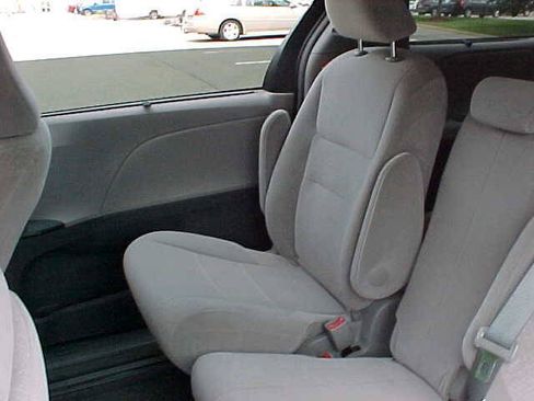 Used 2015 Toyota Sienna LE FWD image 11
