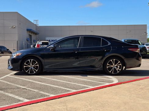 Used 2018 Toyota Camry SE w/ Moonroof Package FWD image 6
