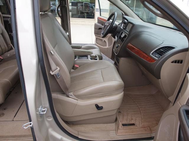 Used 2013 Chrysler Town & Country Touring-L w/ Entertainment Group #2 FWD image 6