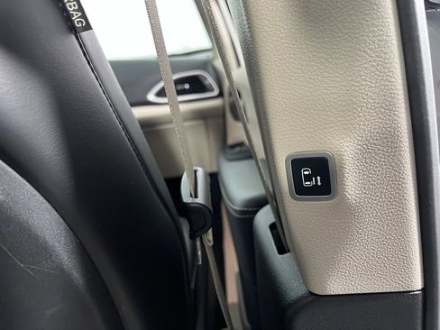 Used 2024 Chrysler Pacifica Touring-L image 32