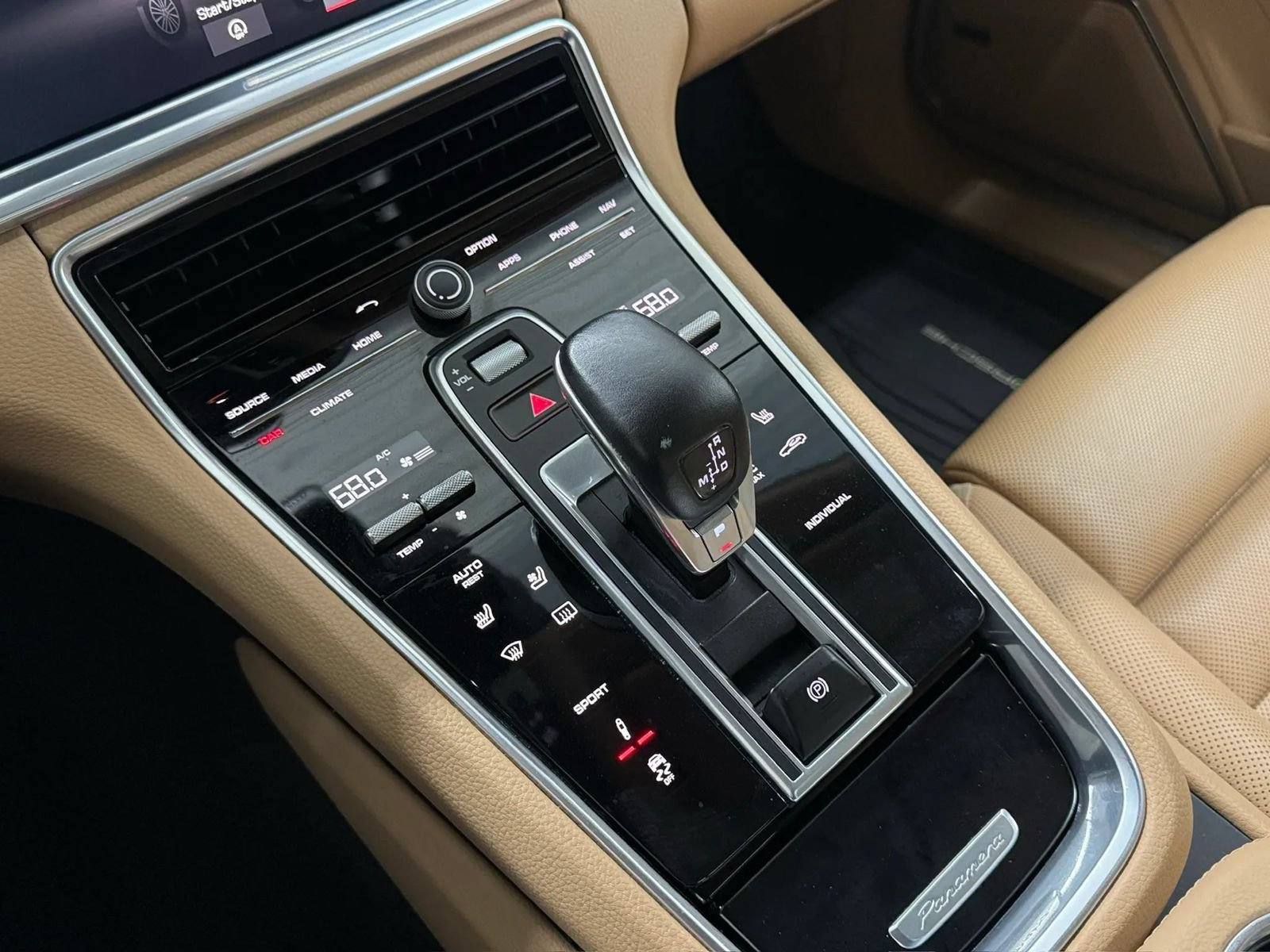Used 2018 Porsche Panamera RWD image 24