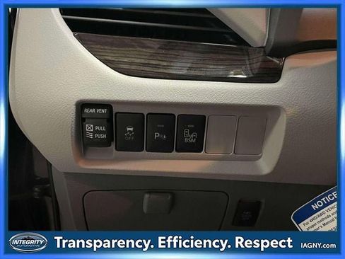 Used 2015 Toyota Sienna XLE Premium w/ Four Season Floor Mat Package image 23