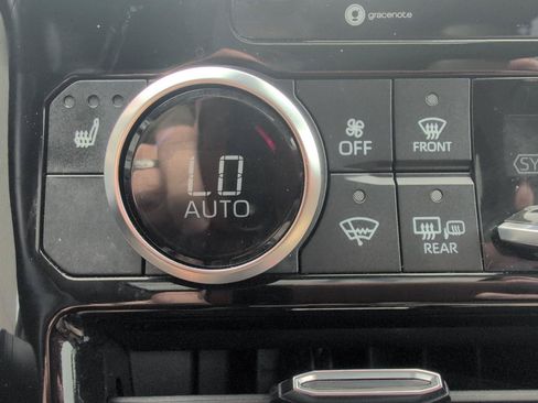 Used 2021 Toyota Highlander XLE AWD/4WD image 20