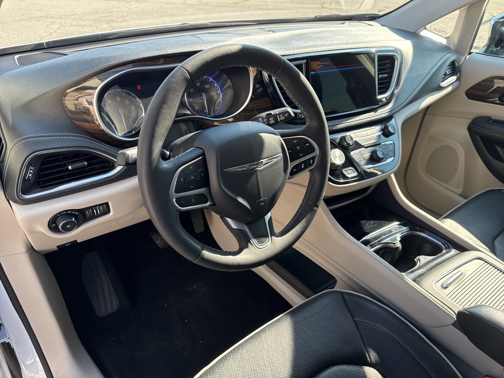 Used 2023 Chrysler Pacifica Limited FWD image 2