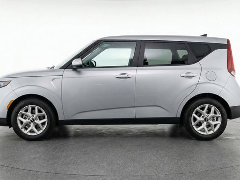 Used 2025 Kia Soul LX w/ LX Technology Package FWD image 5