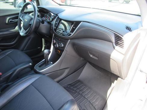 Used 2019 Chevrolet Trax LT w/ LT Convenience Package image 12
