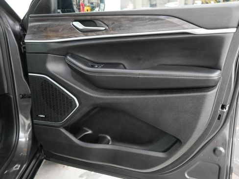 Used 2023 Jeep Grand Cherokee 4WD 4xe image 9
